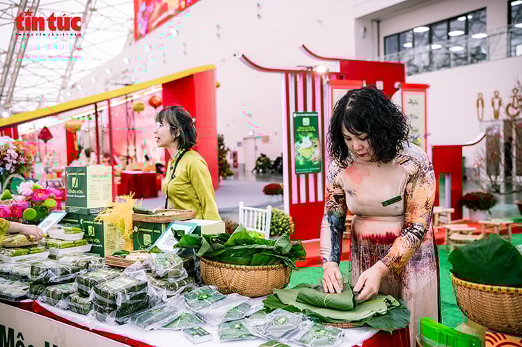 De geur van jonge rijst versterkt de smaak van traditionele banh chung ...