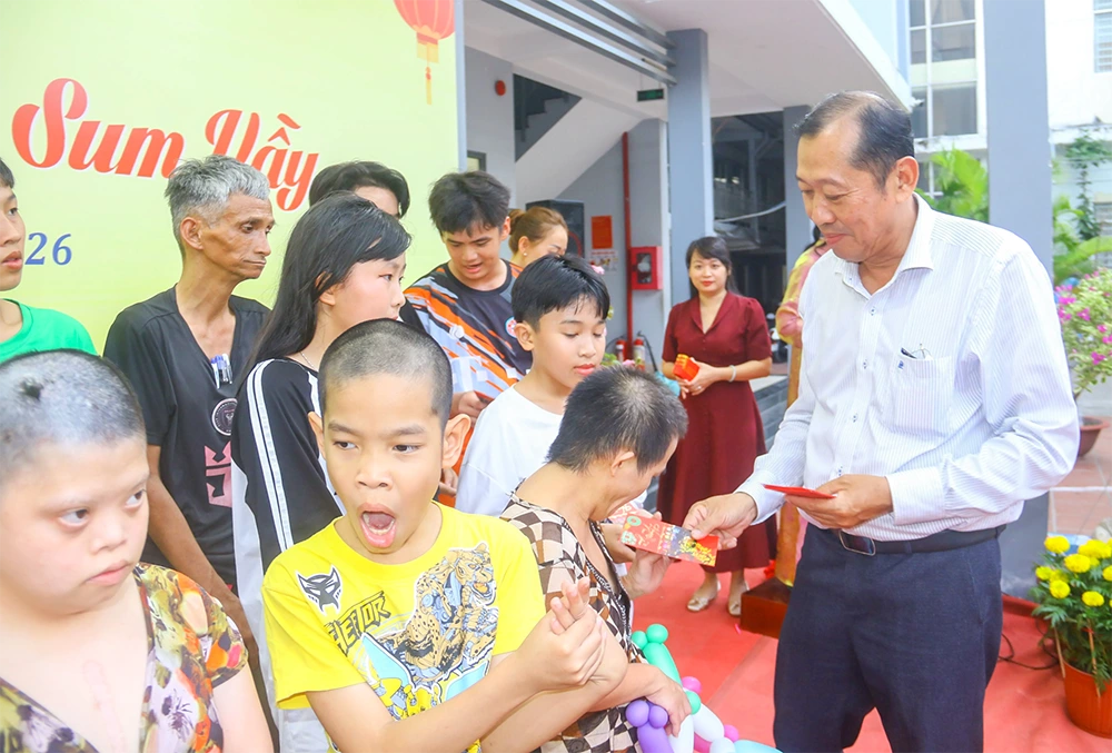 اهدای هدایای عید تت به کودکان یتیم Bác sĩ chuyên khoa II, Nguyễn Thanh Tuấn, Phó Giám đốc sở y tế tặng quà đên trẻ em mồ cô đang được chăm sóc tại trung tâm
