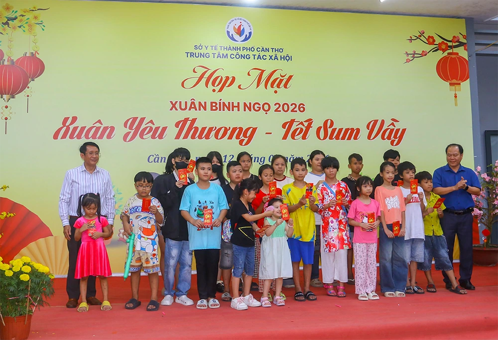 اهدای هدایای عید تت به کودکان یتیم trẻ em Câu lạc bộ trẻ em đường phố nhận quà tết từ Trung tâm Công tác xã hội TP Cần Thơ