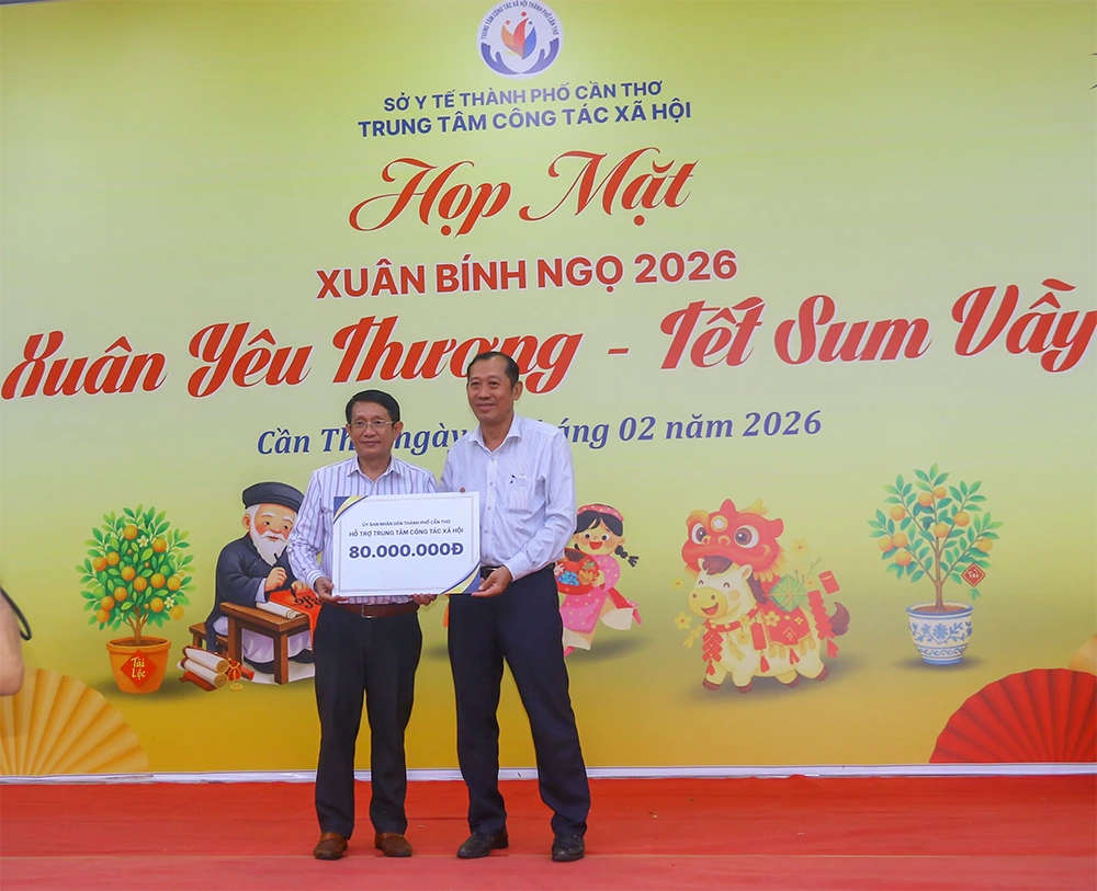 اهدای هدایای عید تت به کودکان یتیم Trung tâm Công tác xã hội TP Cần Thơ nhận bảng tượng trưng từ UBND thành phố 80 triệu đồng để tổ chức các hoạt động vui xuân, chăm lo cho trẻ em tại trung tâm
