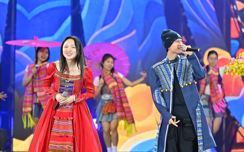 2026年春の博覧会の閉会式には、多くの著名な芸術家が参加した。 Chú thích ảnh