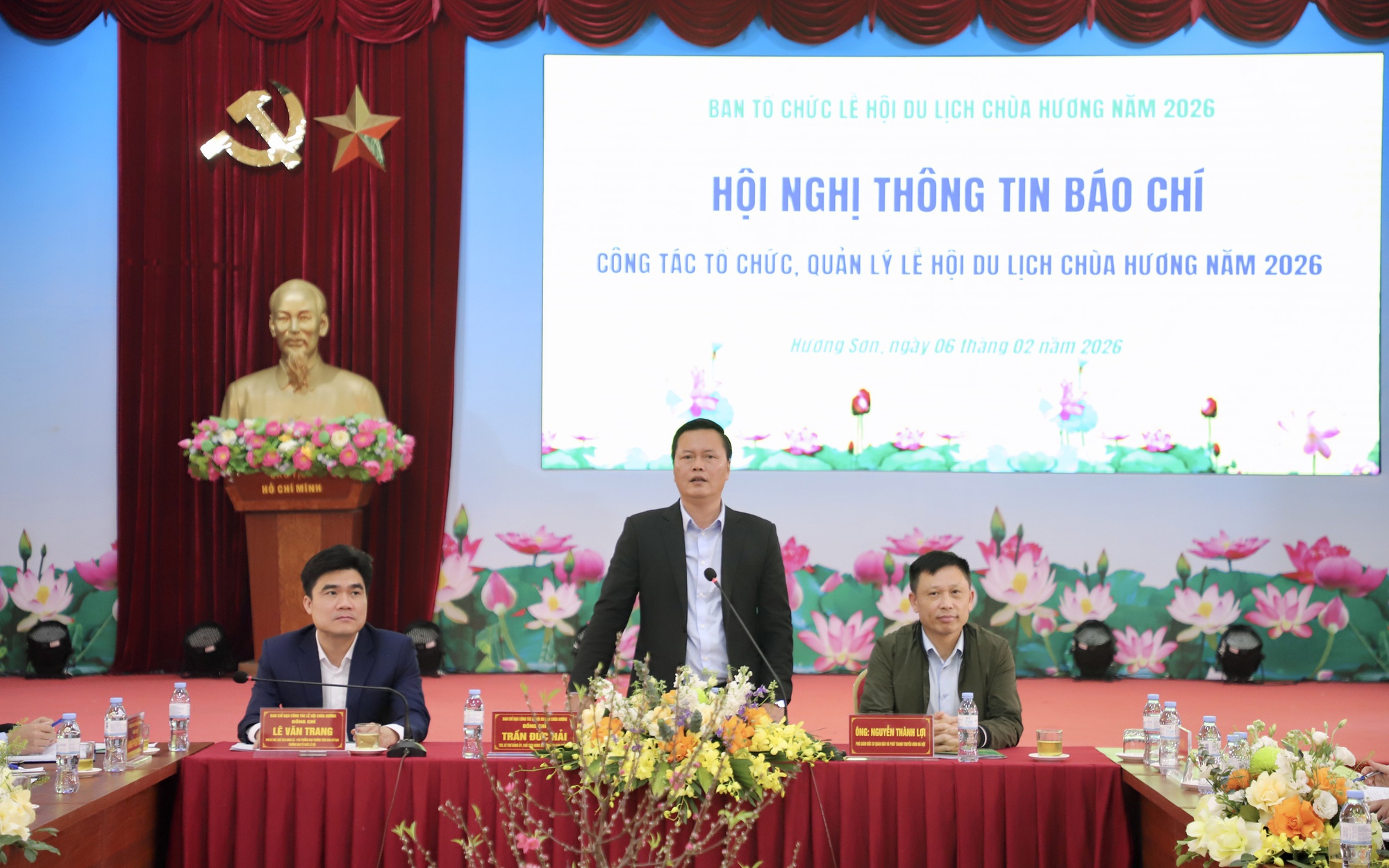 Huong Pagoda Tourism Festival: Heritage preservation linked with tourism development, with tourists at the center.