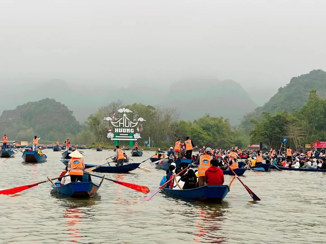 Huong Pagoda Festival accelerates digital transformation, building a civilized and modern festival - Photo 2. Lễ hội Chùa Hương tăng tốc chuyển đổi số, xây dựng lễ hội văn minh, hiện đại - Ảnh 2.