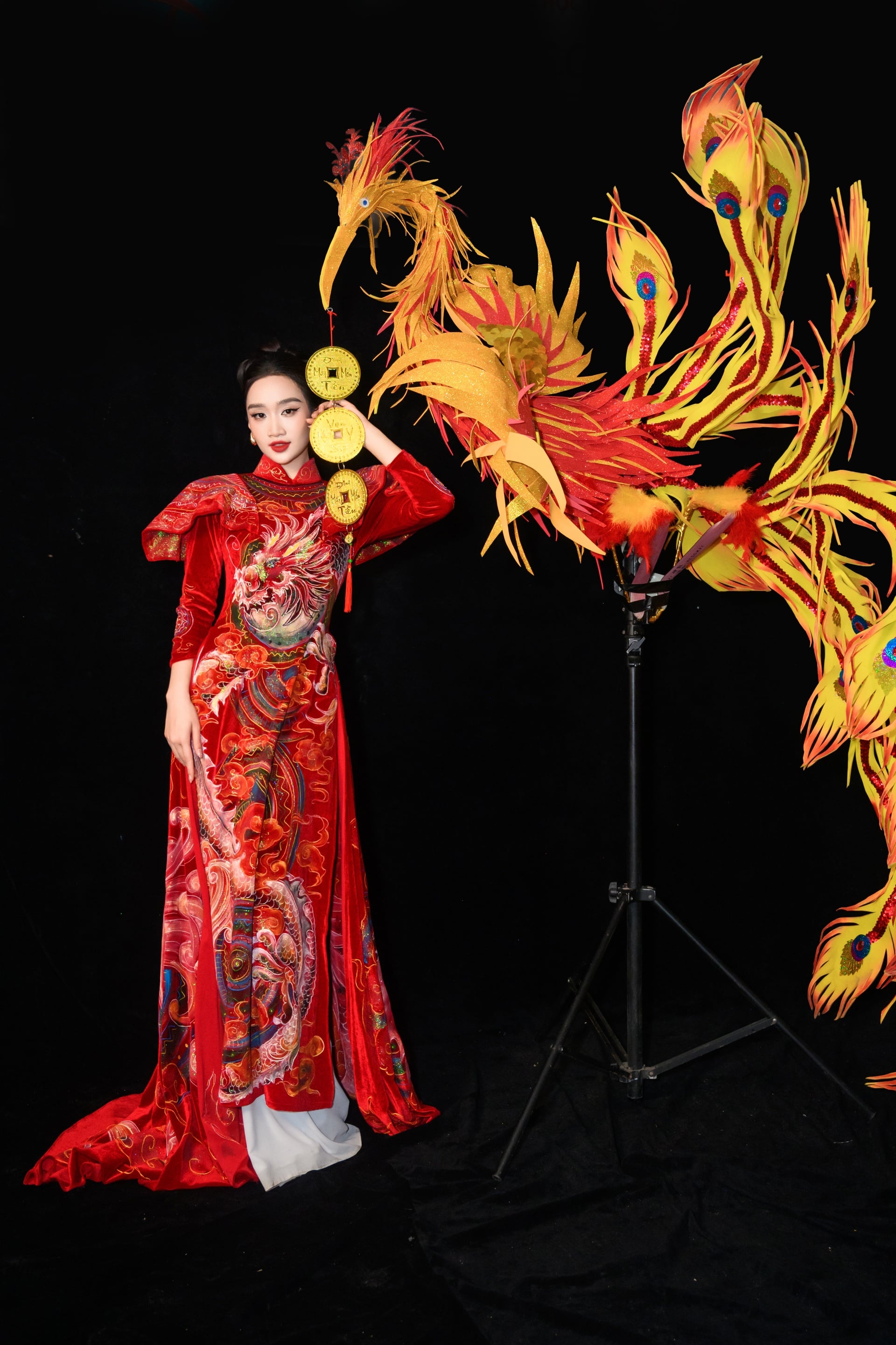Hoa hậu Dương Trà Giang đẹp kiêu sa với áo dài Tết lấy cảm hứng rồng phượng - 8