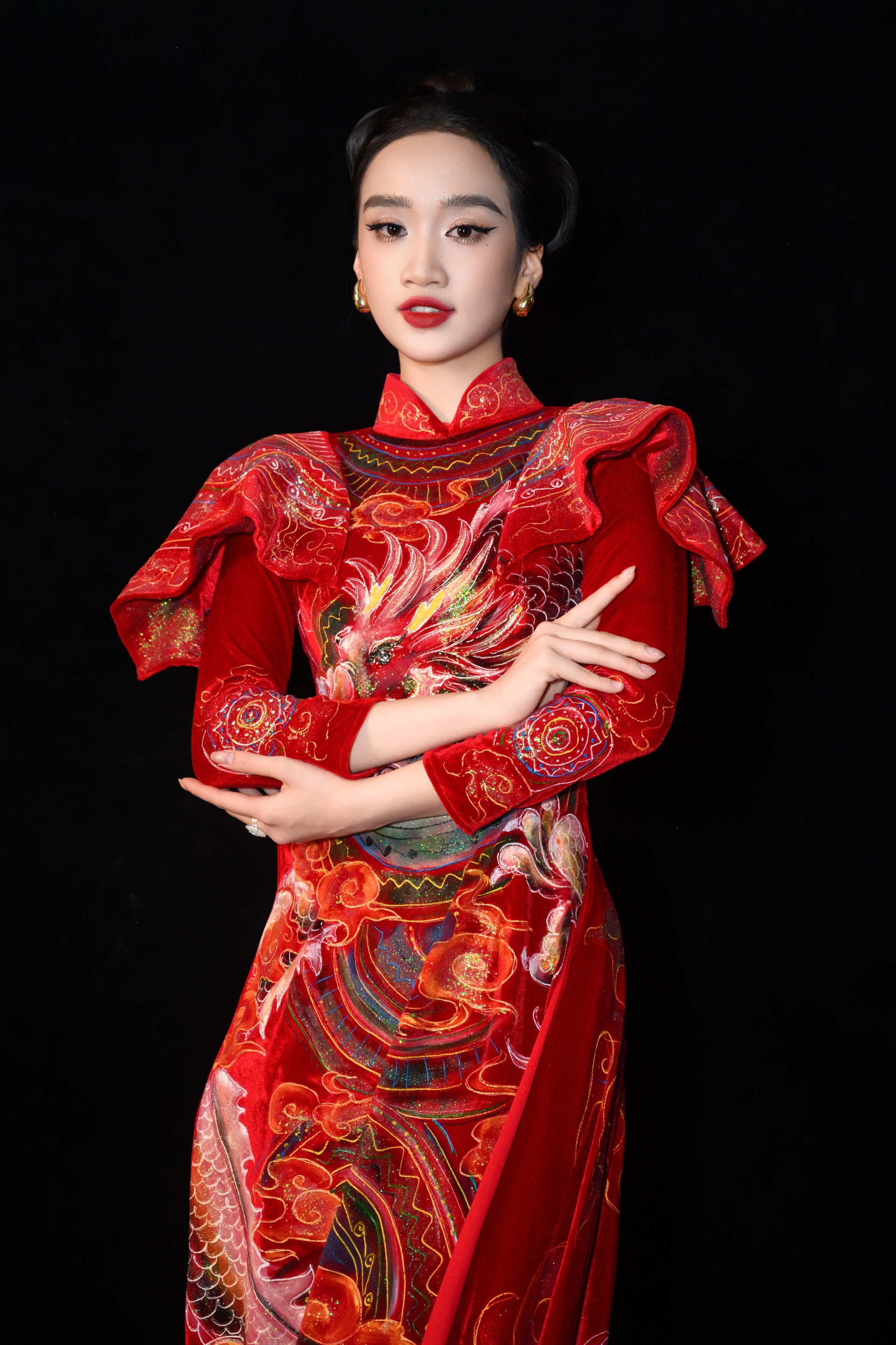 Hoa hậu Dương Trà Giang đẹp kiêu sa với áo dài Tết lấy cảm hứng rồng phượng - 9