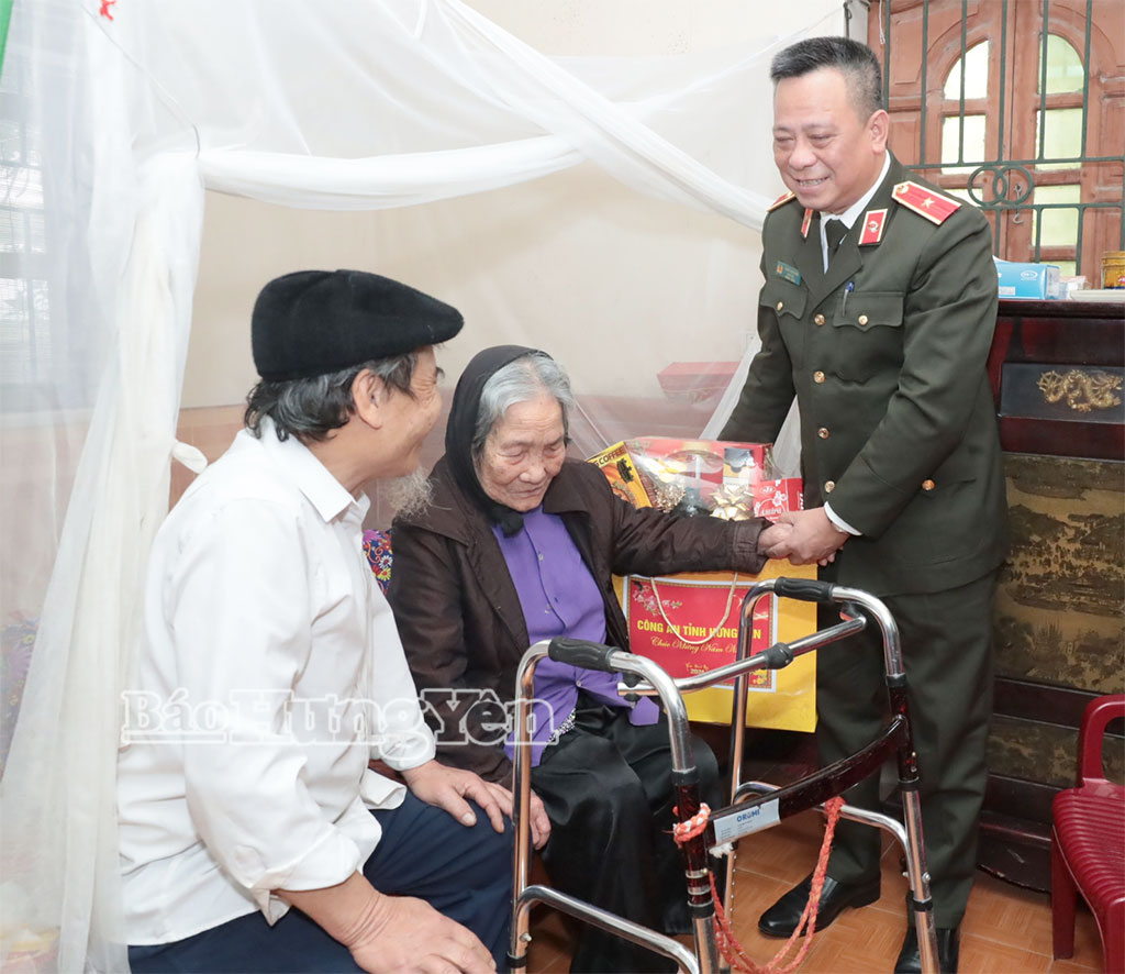 The Director of the Provincial Police and the delegation visited and presented gifts to Heroic Vietnamese Mother Pham Thi Su.