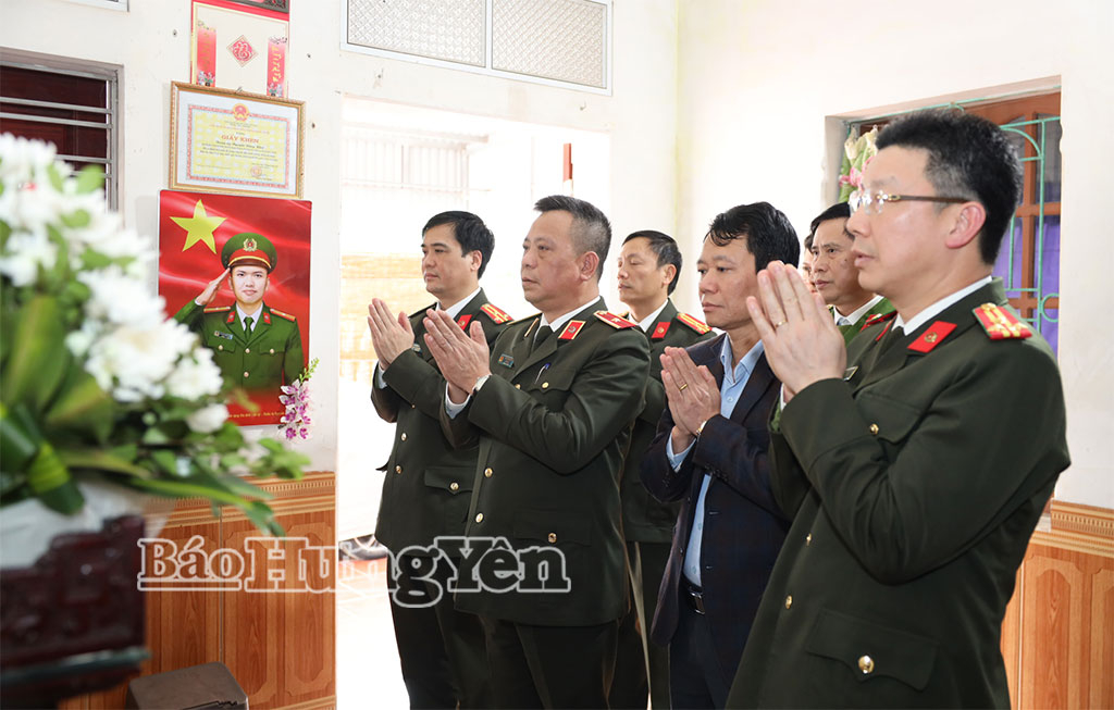 The Director of the Provincial Police and the delegation offered incense to pay tribute and commemorate the heroic sacrifice of martyr Nguyen Dang Khai.