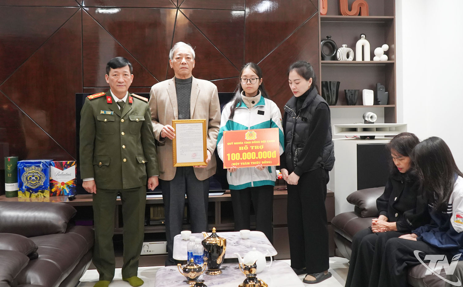 タイグエン省警察副長官ハ・チョン・チュン大佐は、ラオ・ホアン・ハイ同志を中佐から大佐に昇進させる決定と、遺族に1億ドンを贈呈する旨を伝えた。