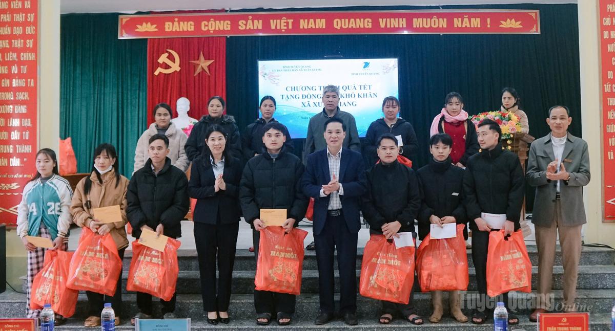 I leader del VNPT Tuyen Quang offrono doni agli abitanti del comune di Xuan Giang.