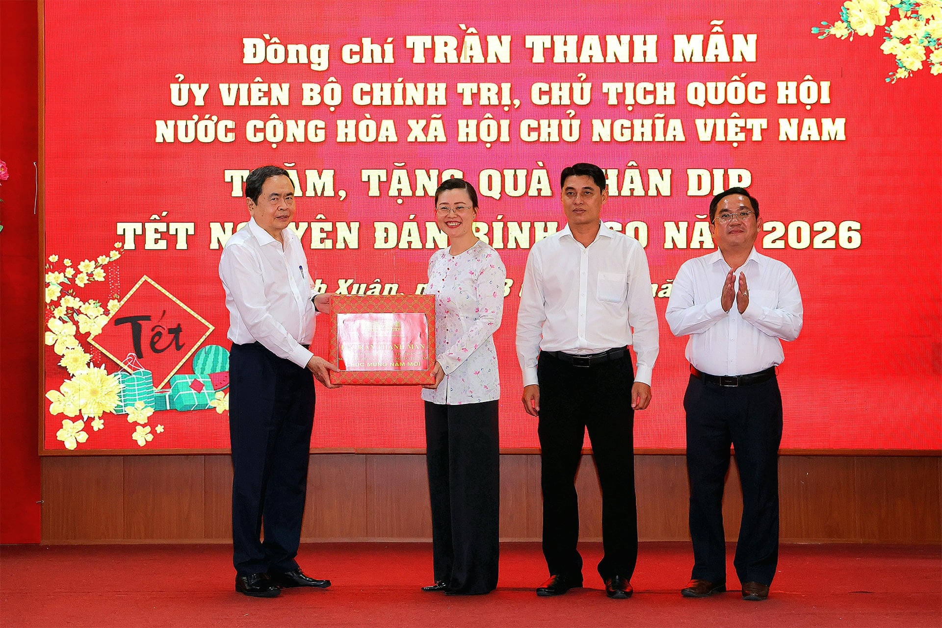 Dip này, Chủ tịch Quốc hội Trần Thanh Mẫn tặng phần quà cho Đảng ủy xã Thạnh Xuân