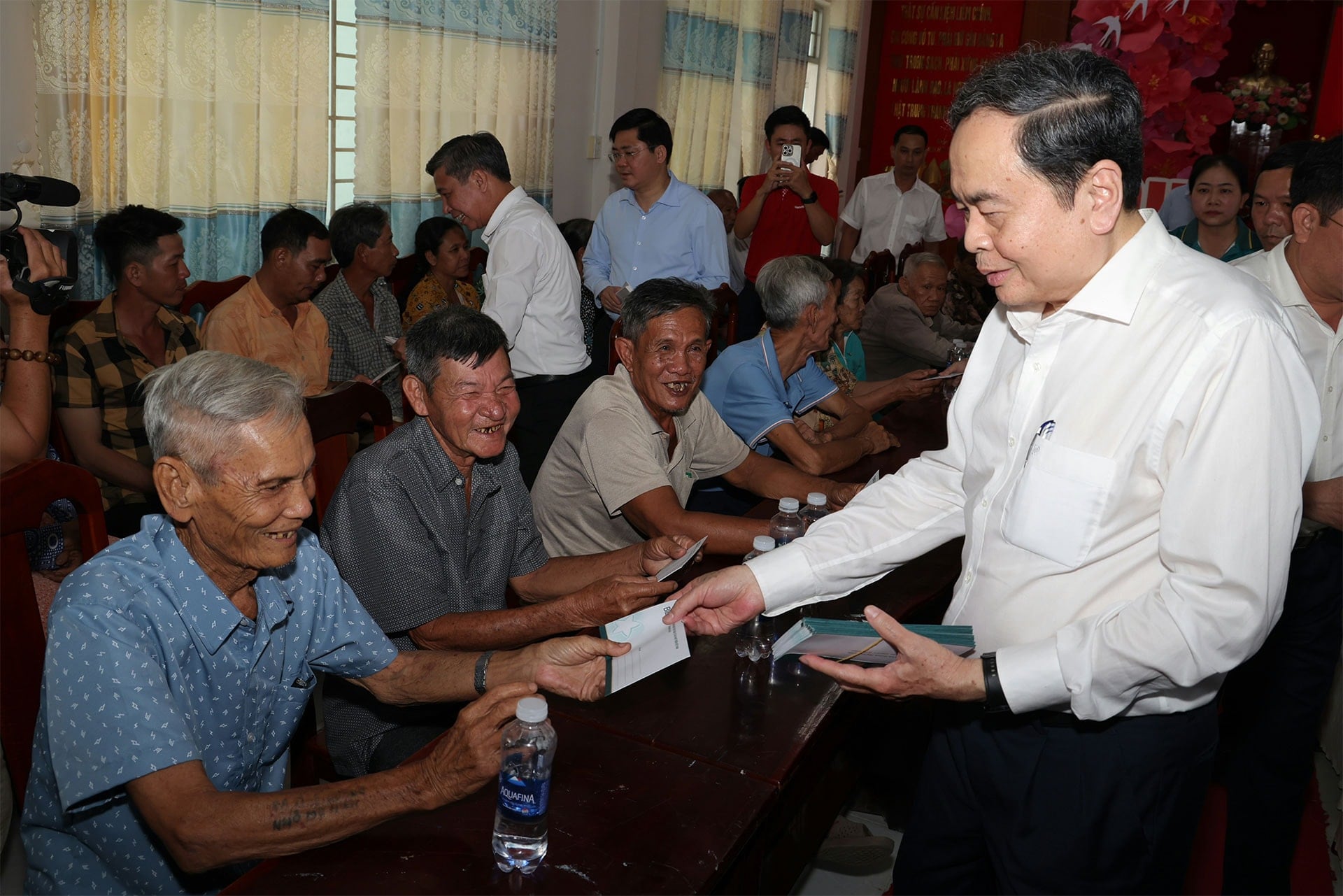 Dịp này, Chủ tịch Quốc hội Trần Thanh Mẫn trao tặng 200 phần quà cho gia đình chính sách, hộ khó khăn xã Thạnh Xuân