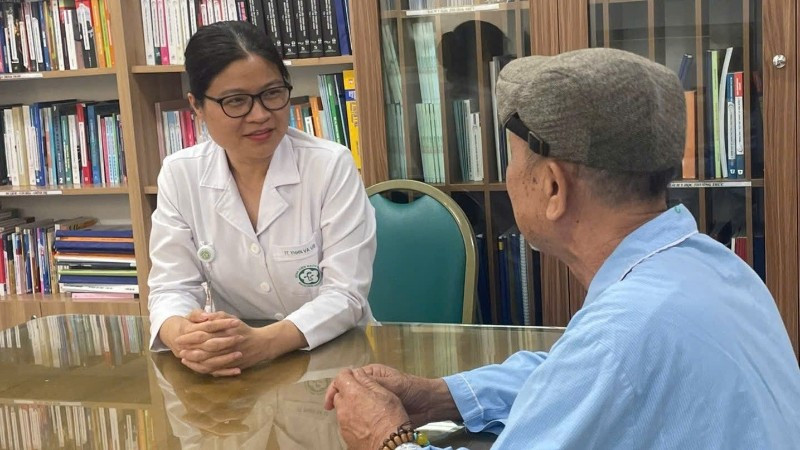 Privatdozent Dr. Pham Cam Phuong untersucht einen Patienten.