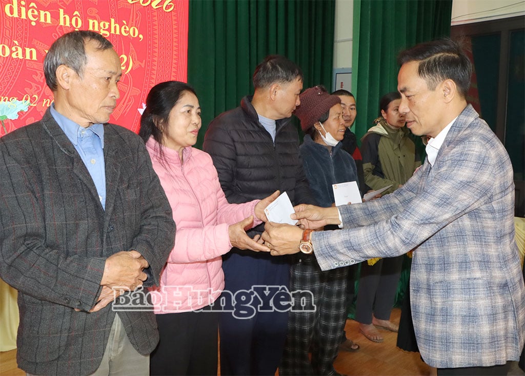 Die Verantwortlichen des Komitees der Vaterländischen Front Vietnams in der Gemeinde Quang Lich überreichten Vertretern von Familien in schwierigen Lebenslagen Geschenke.