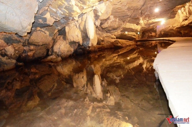 Dòng suối ngầm trong động với làn nước trong xanh, nơi từng có nhiều loài cá quý sinh sống