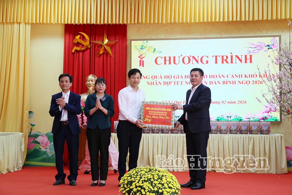 Đồng chí Nguyễn Hồng Diên, Ủy viên Ban Chấp hành Trung ương Đảng, Phó Bí thư Đảng ủy Quốc hội tặng quà cho xã Lê Quý Đôn.