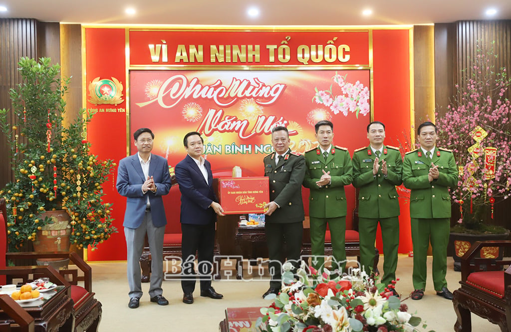 Genosse Pham Quang Ngoc, Mitglied des Zentralkomitees der Partei, stellvertretender Sekretär des Provinzparteikomitees und Vorsitzender des Provinzvolkskomitees, überreichte der Provinzpolizei Tet-Geschenke.