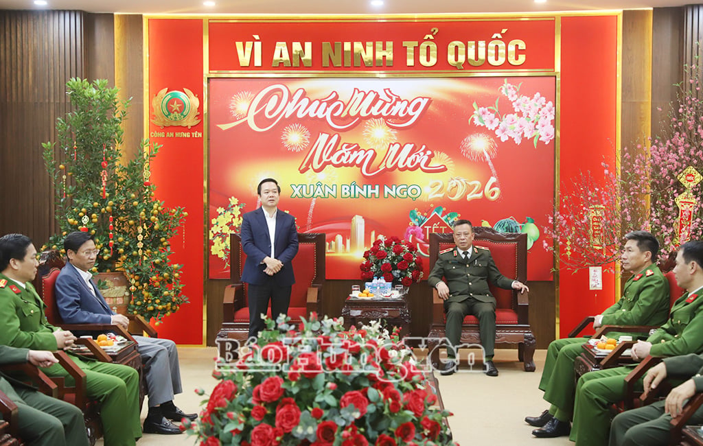 Genosse Pham Quang Ngoc, Mitglied des Zentralkomitees der Partei, stellvertretender Sekretär des Provinzparteikomitees und Vorsitzender des Provinzvolkskomitees, übermittelte der Provinzpolizei Neujahrsgrüße.