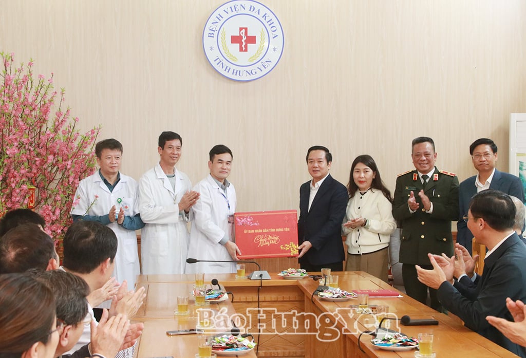 Genosse Pham Quang Ngoc, Mitglied des Zentralkomitees der Partei, stellvertretender Sekretär des Provinzparteikomitees und Vorsitzender des Provinzvolkskomitees, überreichte dem Provinzkrankenhaus Tet-Geschenke.