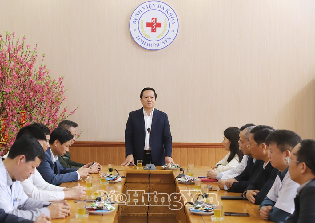 Genosse Pham Quang Ngoc, Mitglied des Zentralkomitees der Partei, stellvertretender Sekretär des Provinzparteikomitees und Vorsitzender des Provinzvolkskomitees, übermittelte dem Provinzkrankenhaus Neujahrsgrüße.