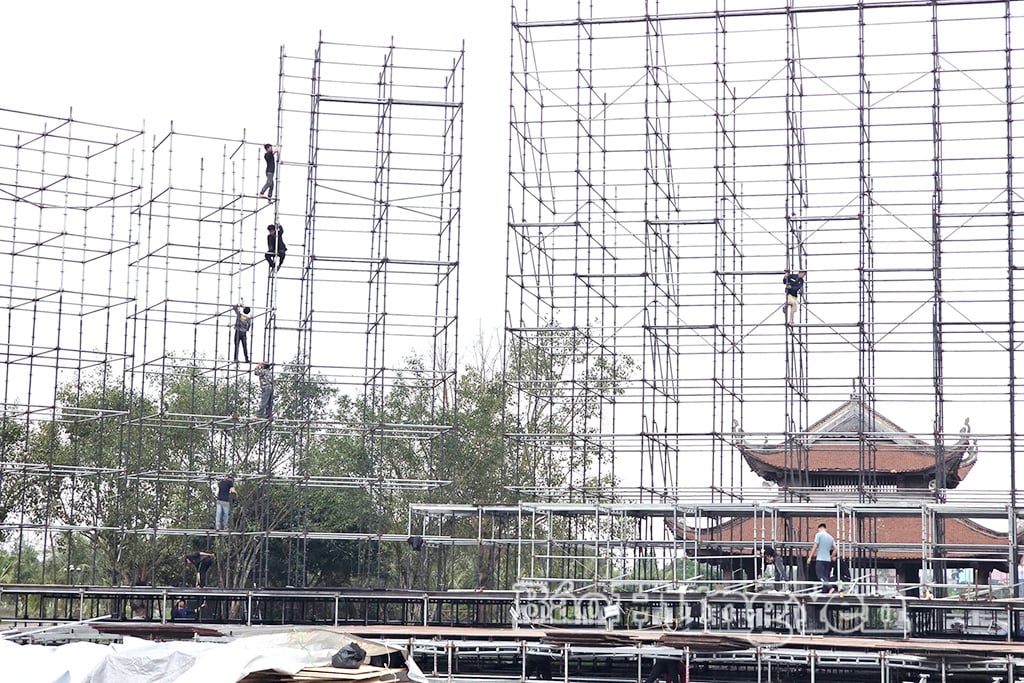 La scène destinée à la cérémonie d'ouverture du festival du temple Tran en 2026 est actuellement en construction et devrait avoir une superficie de près de 1 000 mètres carrés.