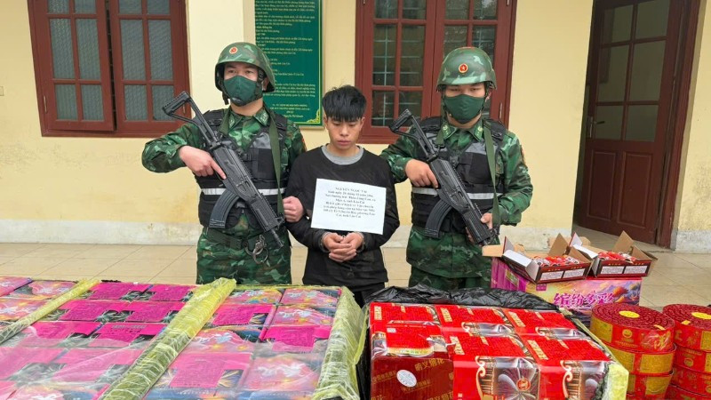 容疑者グエン・ゴック・タイと押収された証拠品。