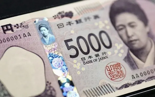 یک اسکناس ۵۰۰۰ ینی از ژاپن. (عکس: کیودو/VNA) Đồng tiền mệnh giá 5.000 yen của Nhật Bản. (Ảnh: Kyodo/TTXVN)