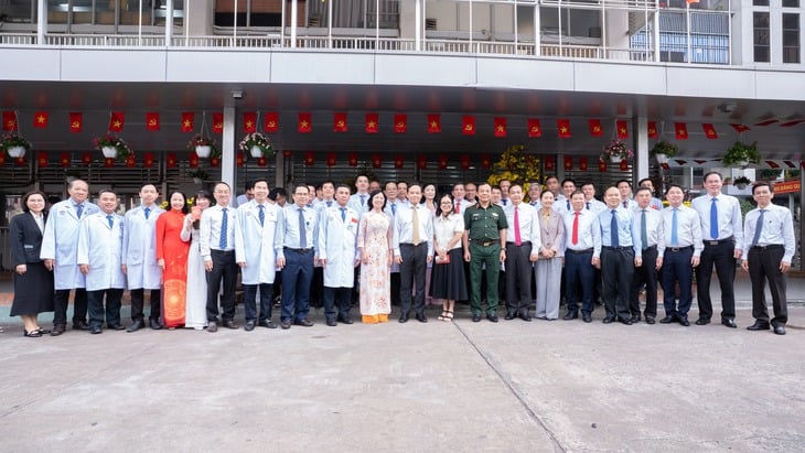 Bí thư Thành ủy TP.HCM Trần Lưu Quang thăm, chúc Tết y bác sĩ - Ảnh 3.