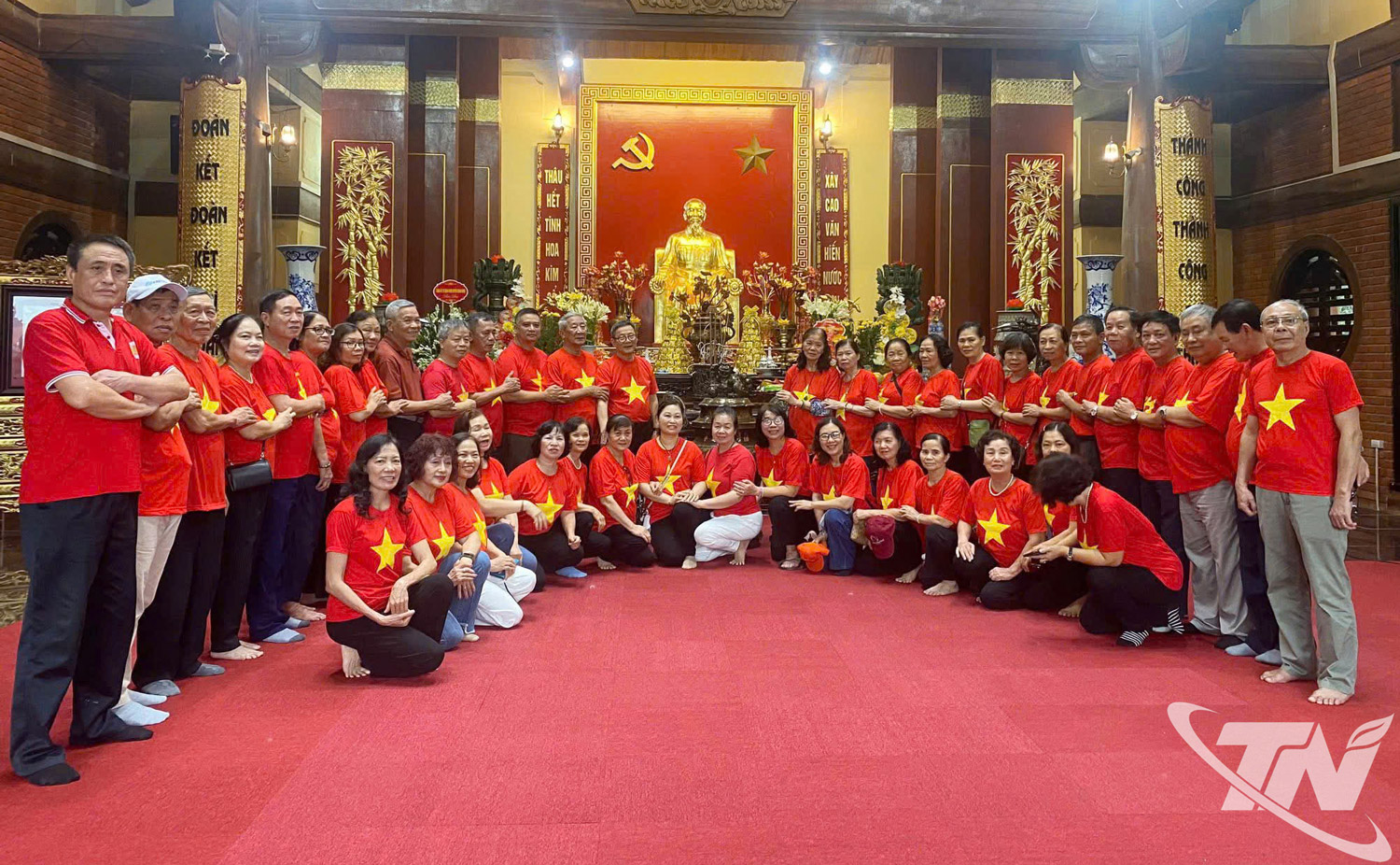 Des visiteurs viennent déposer de l'encens à la Maison commémorative Ho Chi Minh, site historique et écologique ATK Dinh Hoa.