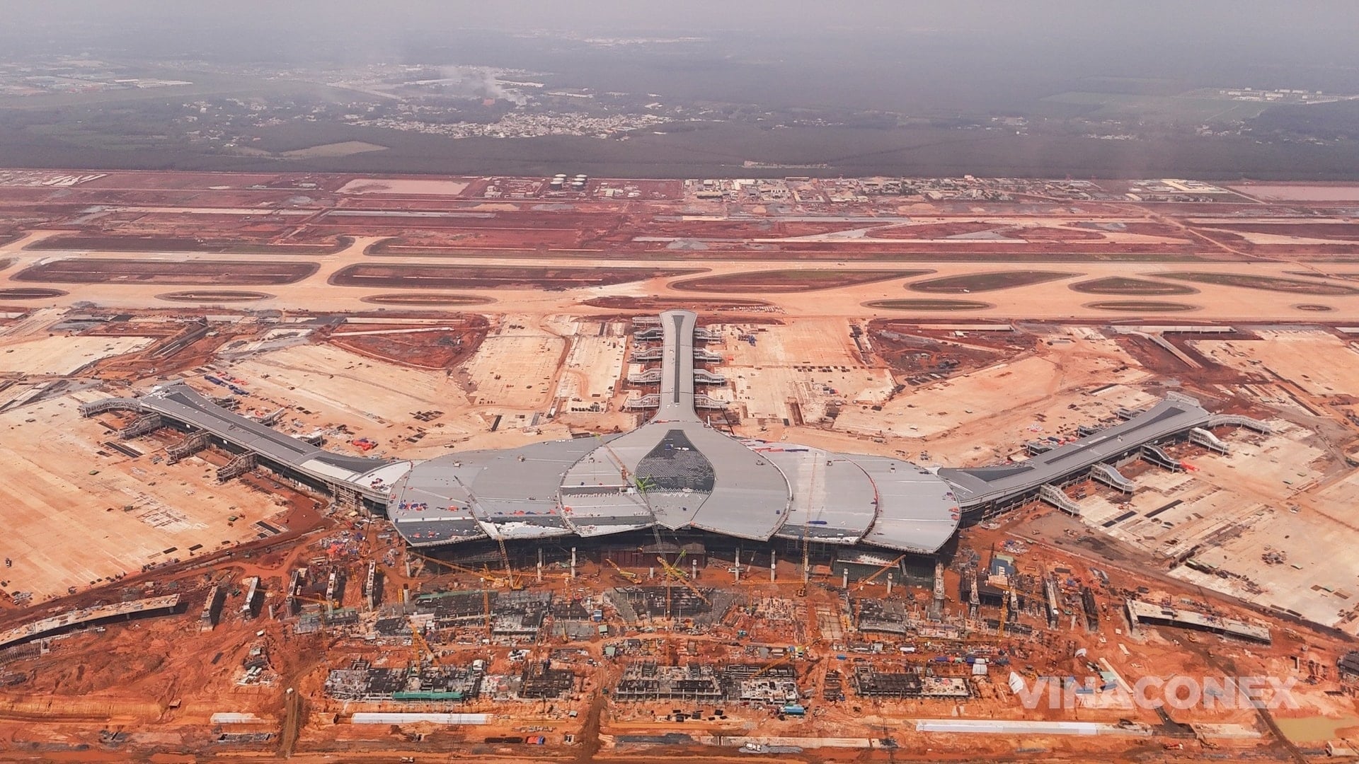 Рабочие и инженеры усердно трудятся над ключевым национальным транспортным проектом в Лонгтхане.