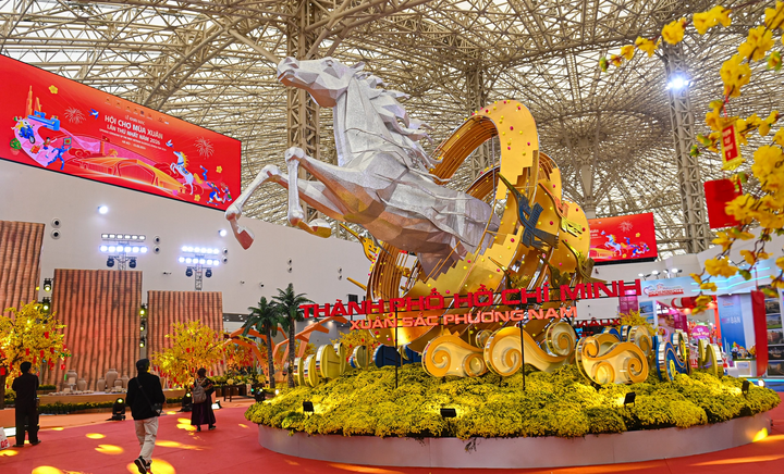 Die Kauf- und Verkaufsaktivitäten auf dem Frühlingsmarkt tragen zur lebhaften Atmosphäre des chinesischen Neujahrsfestes 2026 (Jahr des Pferdes) bei.