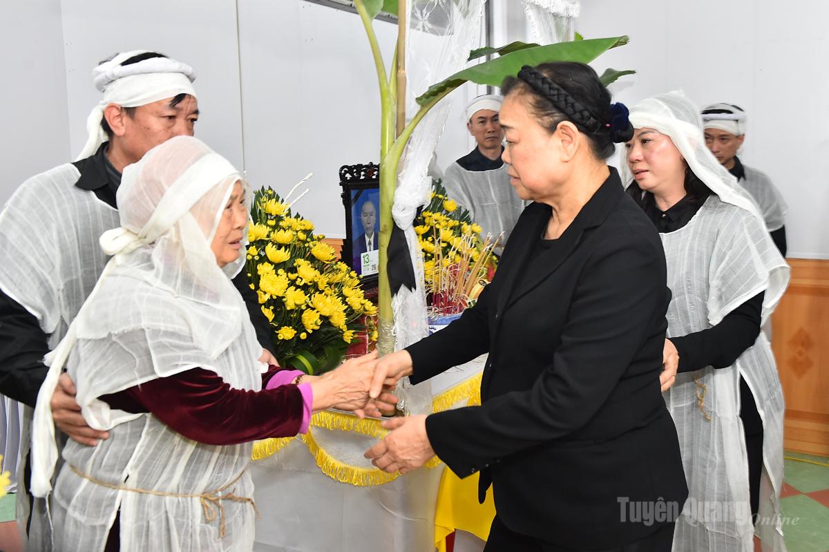 Comrade Ha Thi Khiet, former Secretary of the Central Committee of the Party, former Head of the Central Committee's Mass Mobilization Department, former Secretary of the Provincial Party Committee, and non-professional Chairperson of the Central Committee of the Vietnam Fatherland Front, extended her condolences to the family of Comrade Le Quang Don.