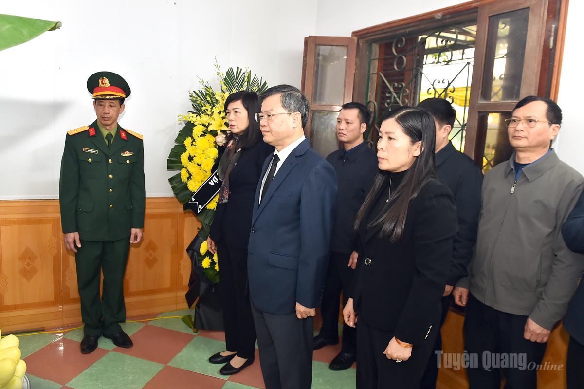 The Standing Committee of the Provincial People's Council paid their respects to Comrade Le Quang Don.