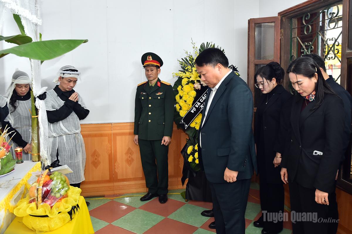 Comrade Phan Huy Ngoc, Deputy Secretary of the Provincial Party Committee, Secretary of the Party Committee of the Provincial People's Committee, Chairman of the Provincial People's Committee, and other delegates from the Party Committee of the Provincial People's Committee paid their respects to Comrade Le Quang Don.