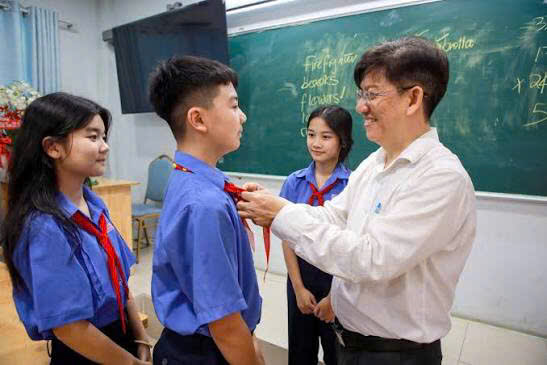 Encuentro con el director de la escuela donde los estudiantes sólo pagan 10.000 VND al mes en cuotas escolares - Foto 1.