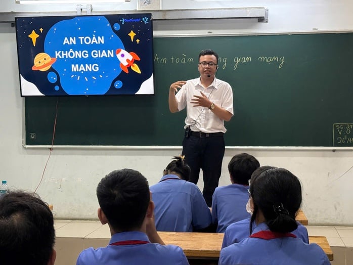 Encuentro con el director de la escuela donde los estudiantes sólo pagan 10.000 VND al mes en cuotas escolares - Foto 3.