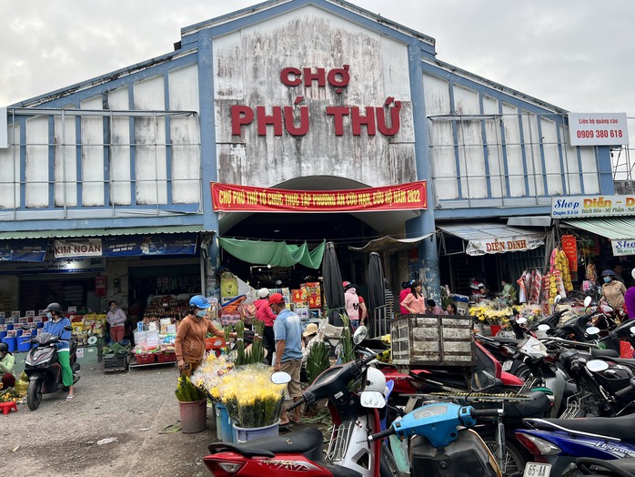 Chợ quê tấp nập ngày cuối năm - Ảnh 1.