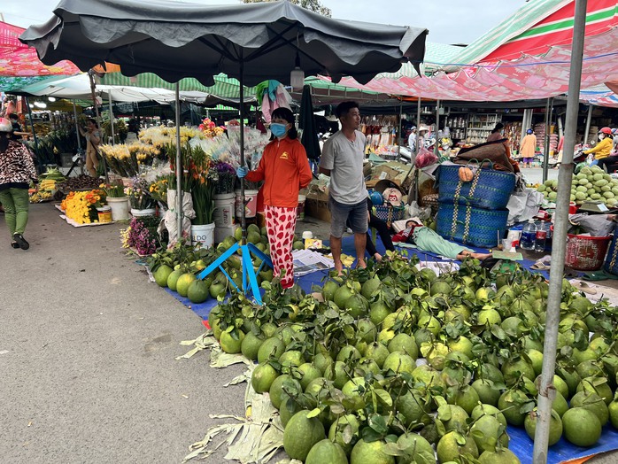 Chợ quê tấp nập ngày cuối năm - Ảnh 2.