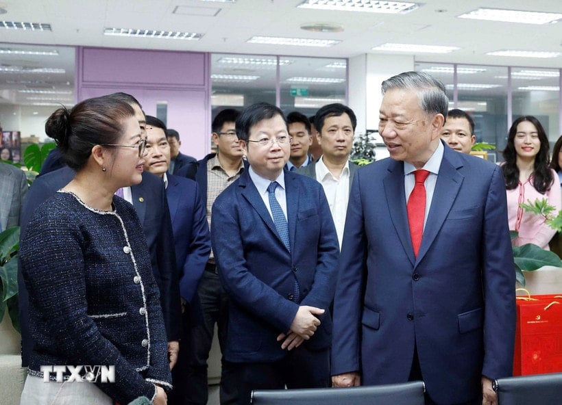 Generalsekretär To Lam besucht Beamte, Reporter, Redakteure, Techniker und Mitarbeiter des vietnamesischen Fernsehens und überbringt ihnen Neujahrsgrüße. (Foto: Thong Nhat/VNA)