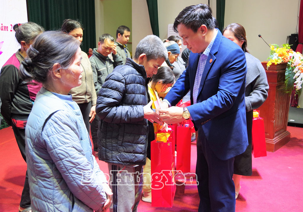 Leaders of Hong Chau ward presented gifts to families receiving preferential treatment and households in difficult circumstances in the area.