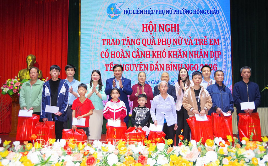 The Women's Union of Hong Chau Ward presented gifts to women and children in difficult circumstances.