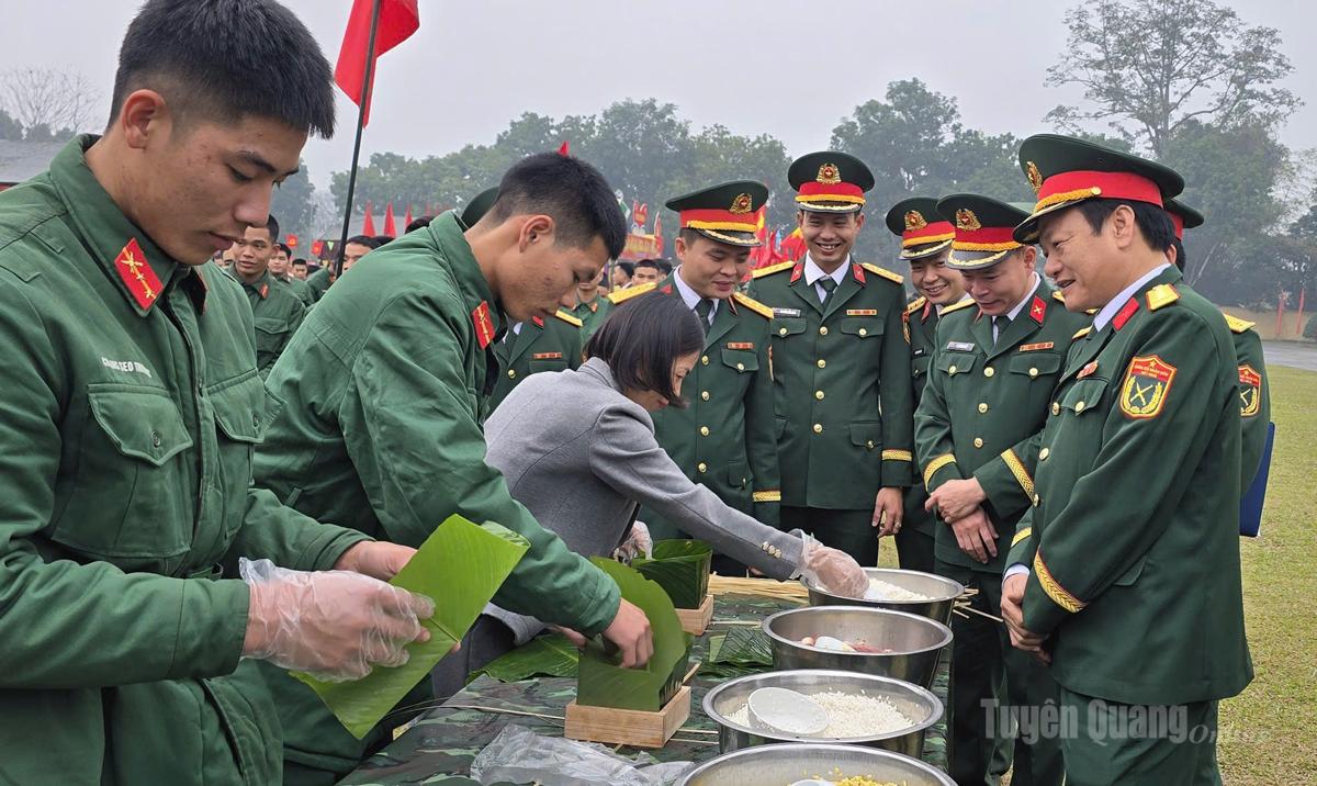 Kolonel Bui Minh Tham (berdiri paling kanan), Wakil Komandan Divisi ke-316 - Wilayah Militer 2, mengunjungi tim-tim yang berpartisipasi dalam kompetisi.