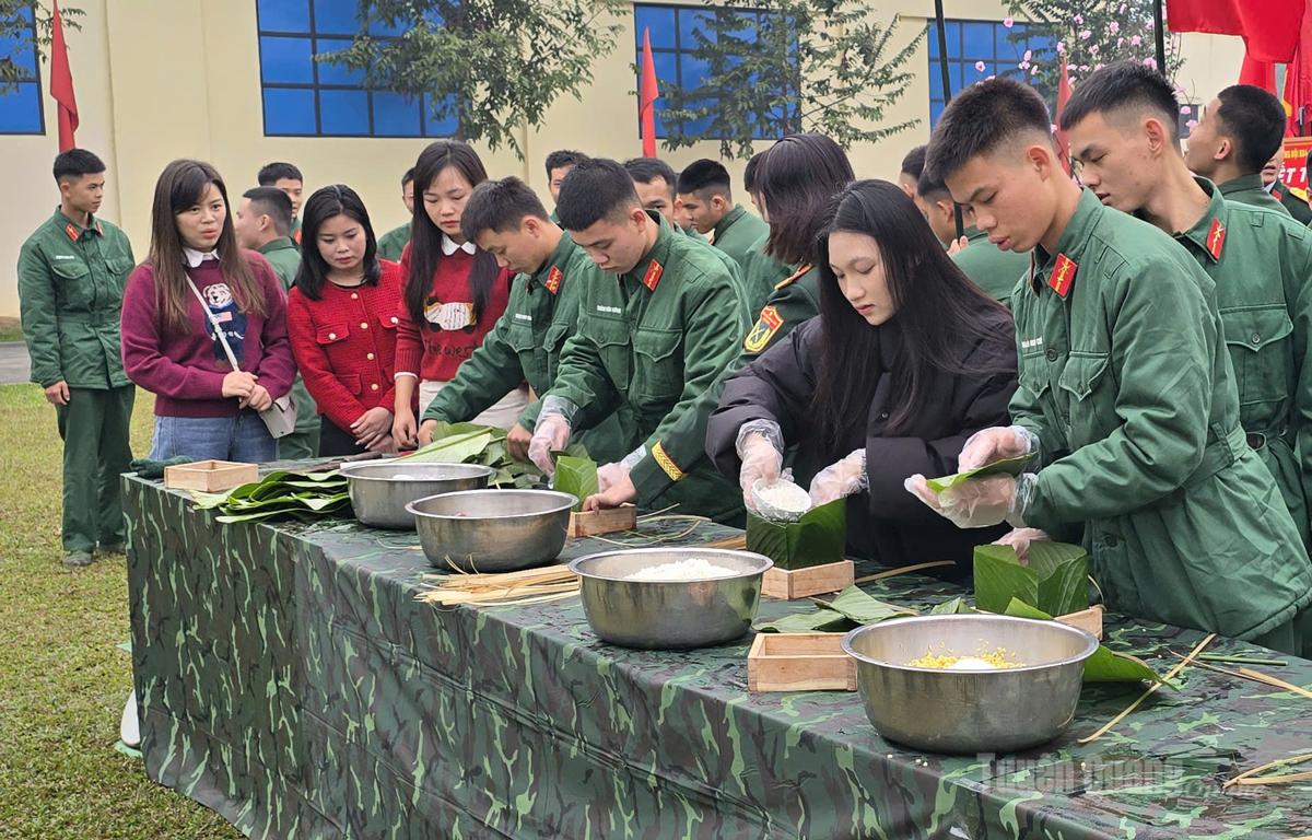 Tim-tim berkompetisi dalam membungkus banh chung (kue beras tradisional Vietnam) untuk merayakan Tahun Baru Imlek Tahun Kuda.