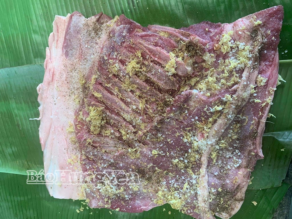 Giò nây được làm từ thịt lợn  ba chỉ nguyên tảng tẩm ướp cùng một số loại gia vị.