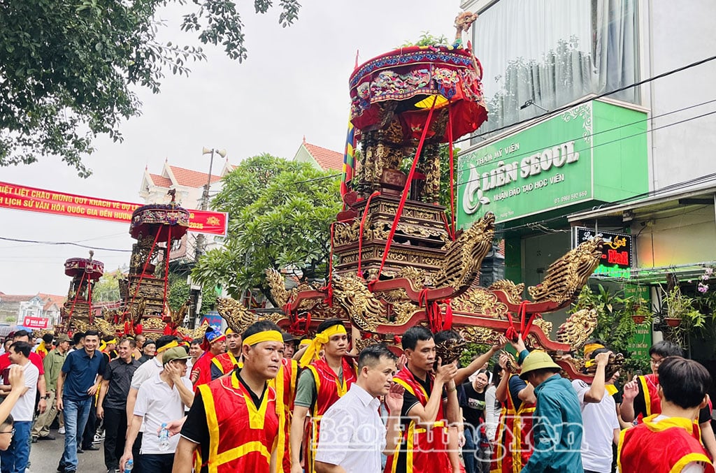 El singular ritual de procesión en palanquín durante el festival del templo Huong Quat, en la comuna de Chi Minh.