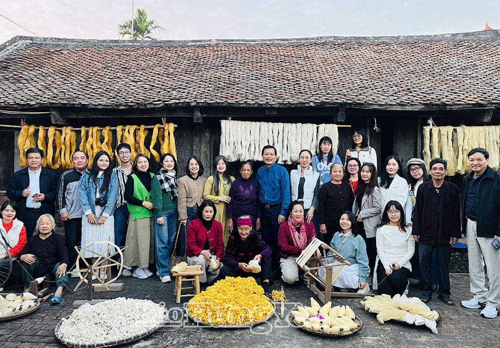 Los turistas visitan el pueblo de tejedores de seda de Nam Cao en la comuna de Le Loi.