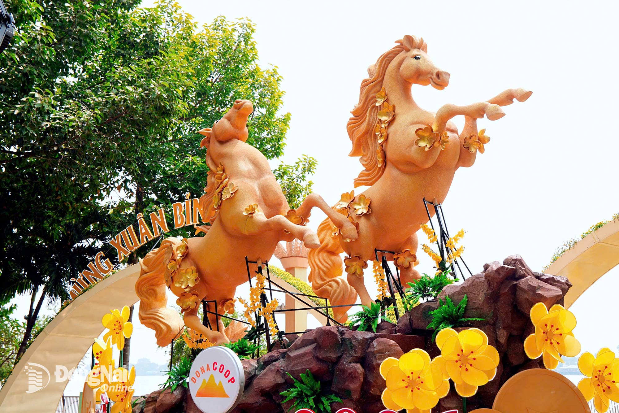 The horses on Nguyen Van Tri flower street in Tran Bien ward, Dong Nai province, have been stylized but still retain their powerful appearance. Photo: Minh Tai