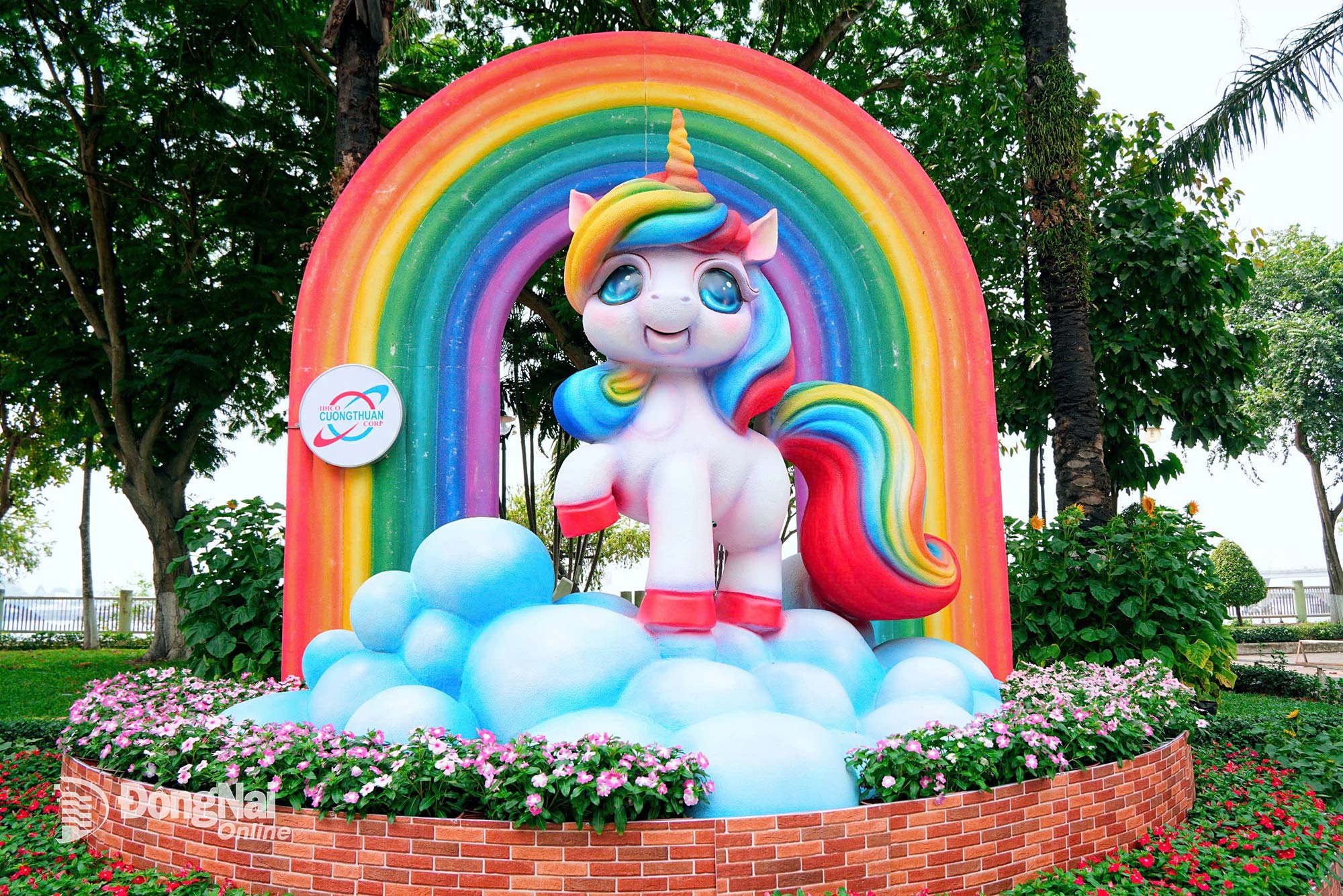 Not only strong and sturdy, the adorable pony attracts the attention of visitors at the Nguyen Van Tri flower street in Tran Bien ward, Dong Nai province. Photo: Minh Tai
