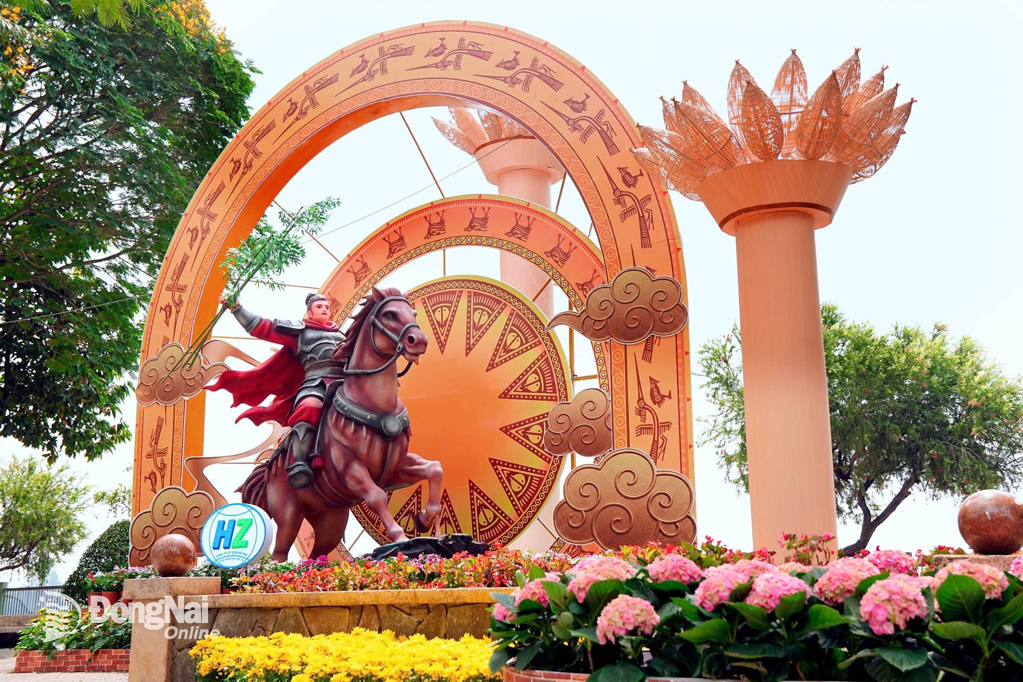 This is not just a decorative miniature landscape, but also conveys a message about the interplay between tradition and modernity, between historical pride and the aspiration for development in the new era. Photo: Minh Tài