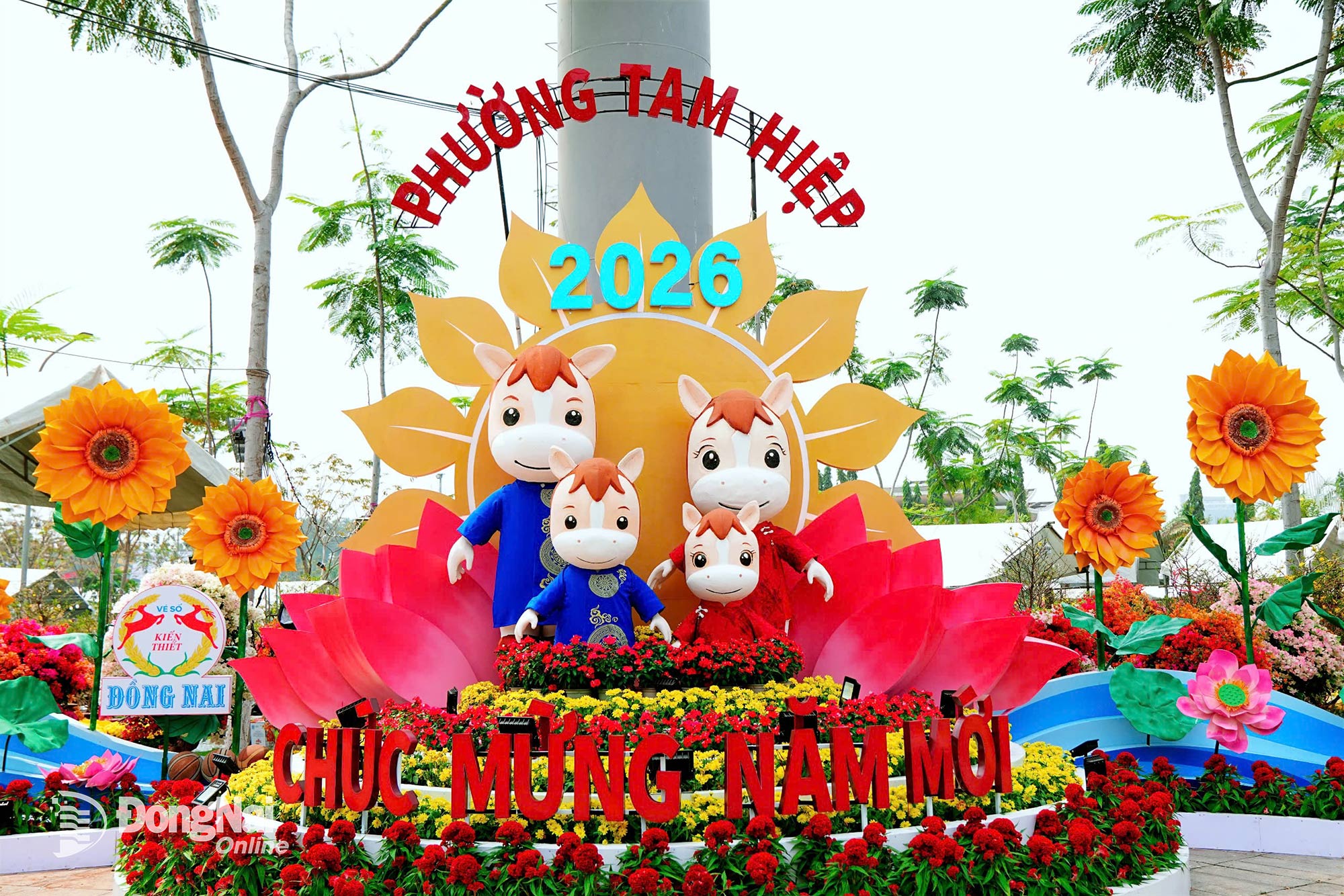 A family of horses at Duong Tu Giang Park, Tam Hiep Ward, Dong Nai Province. Photo: Minh Tai