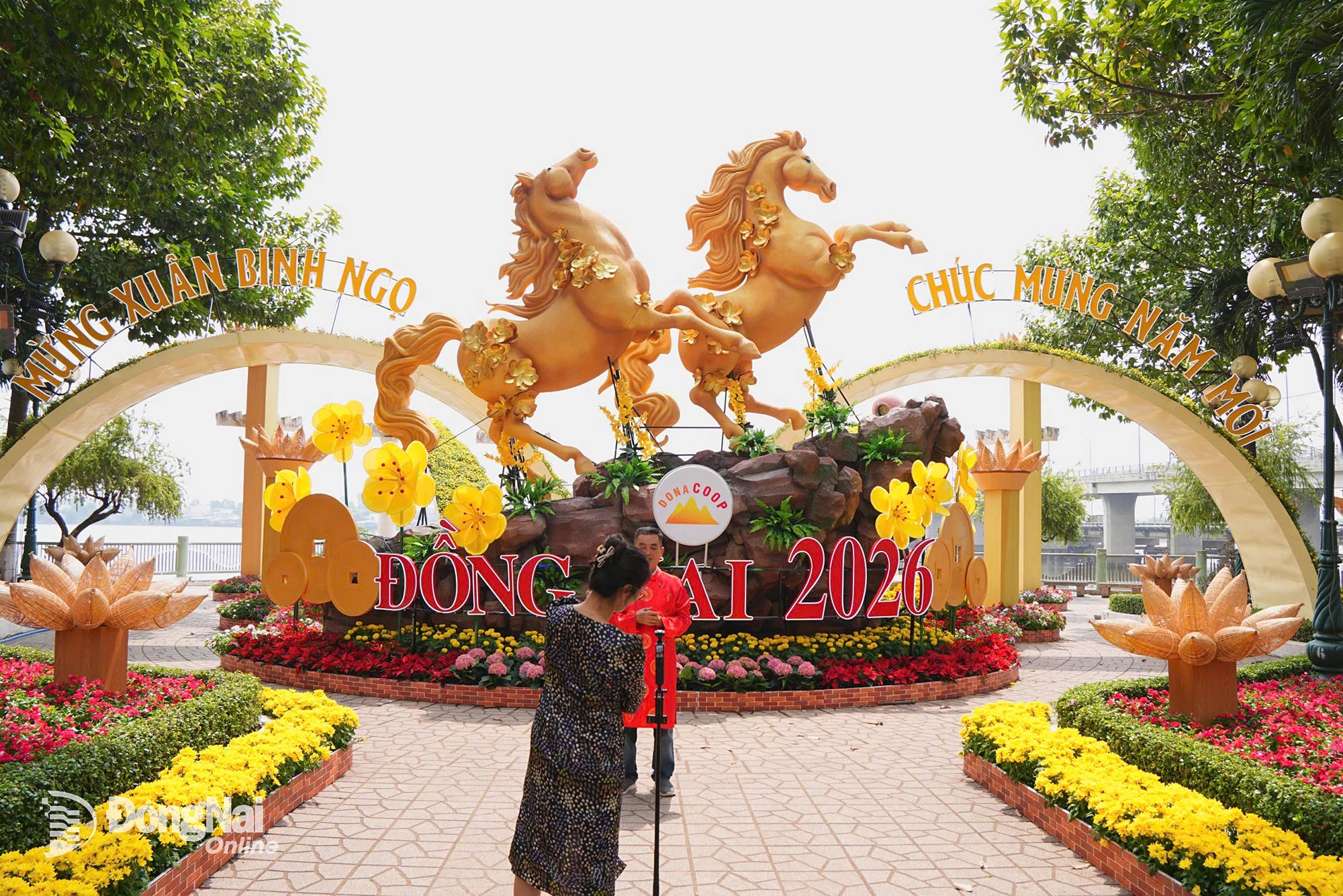 People take photos and check in with the mascot of the Year of the Horse 2026. Photo: Minh Tài